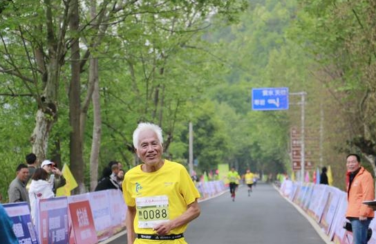 4800人體驗天臺山春景 顧家家居領跑一場有愛的馬拉松
