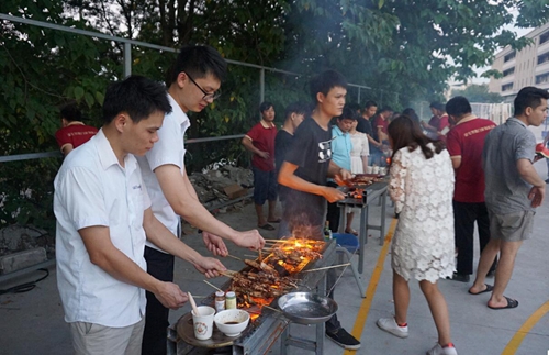 品牌日記|富軒門(mén)窗度員工生日會(huì)與燒烤激情相約