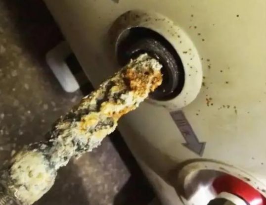 20元的電熱水器鎂棒，自己一樣可以輕松替換！