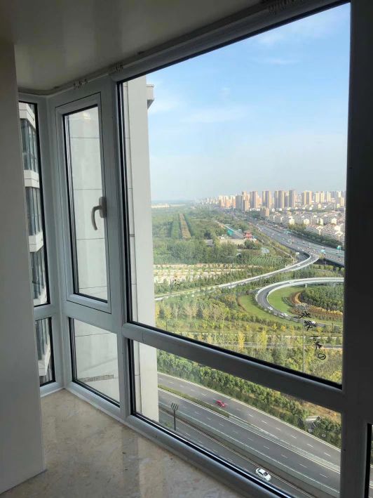 業主反映剛換完又新又貴的隔熱斷橋鋁門窗，窗臺反倒漏水？